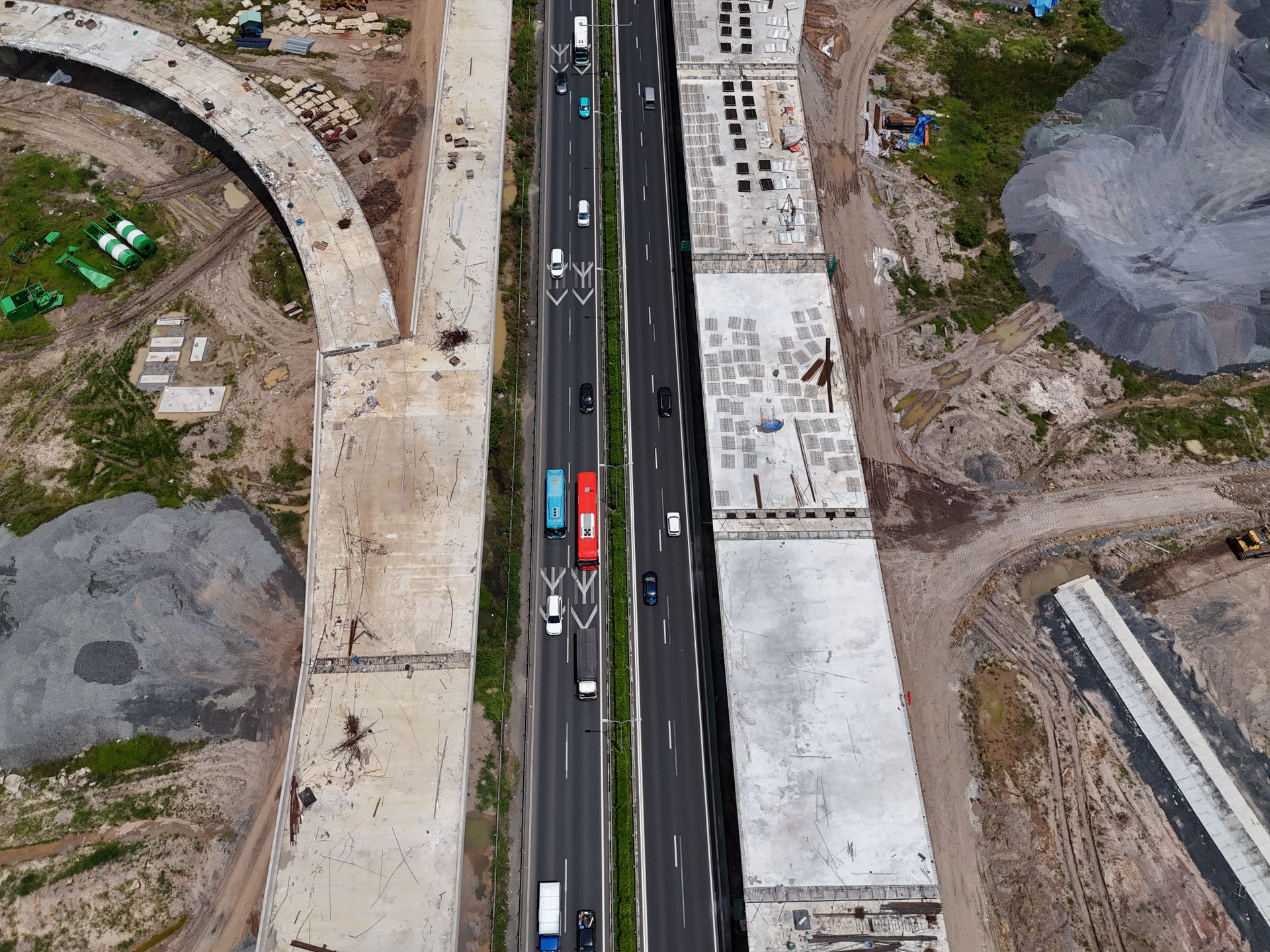 Vista aérea de uma rodovia e estruturas em construção